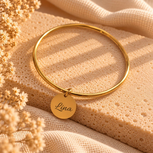 Bracelet jonc doré personnalisé, médaille gravée d'un prénom
