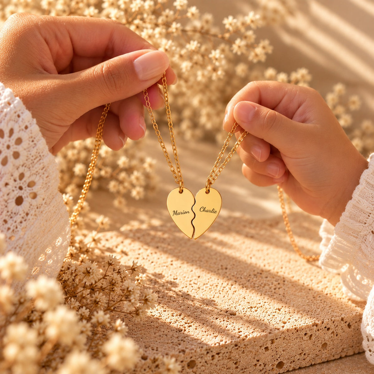 Maman et sa fille réunissent les deux moitiés du collier cœur brisé gravé