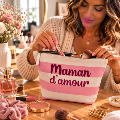 Pochette maquillage Maman d'amour rose ouverte sur une coiffeuse