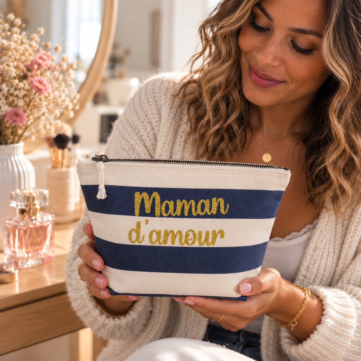 Pochette Maman d'amour marine tenue en main, cadeau fête des mères