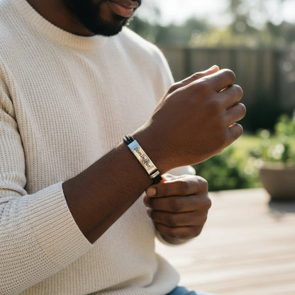 Bracelet homme personnalisé en acier argenté et simili cuir – Gravure laser durable