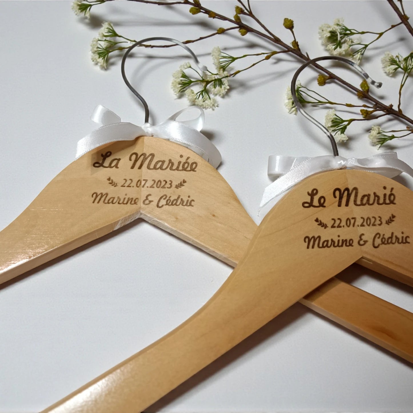 Cintre mariage personnalisé en bois gravé – Prénoms & date