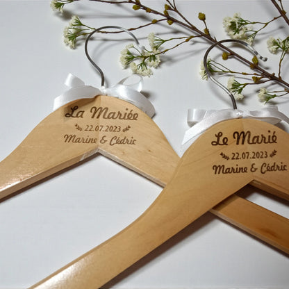Cintre mariage personnalisé en bois gravé – Prénoms & date