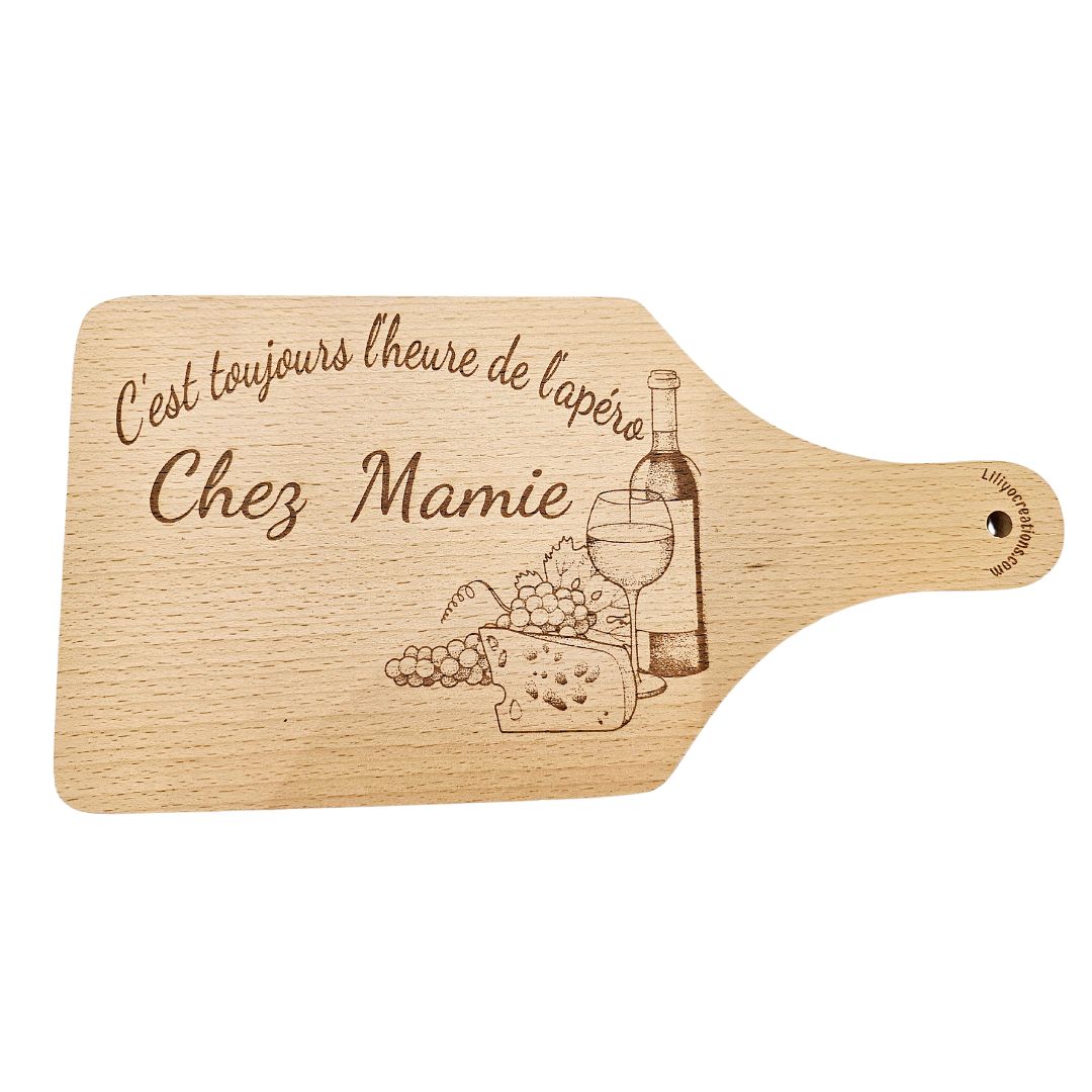 Planche apéro en bois gravée avec l'inscription -C’est toujours l’heure de l’apéro chez Mamie – idée cadeau originale pour grand-mère