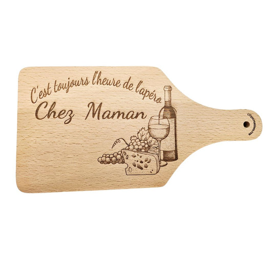 Planche apéro en bois gravée avec l'inscription “C’est toujours l’heure de l’apéro chez Maman” – idée cadeau pour maman