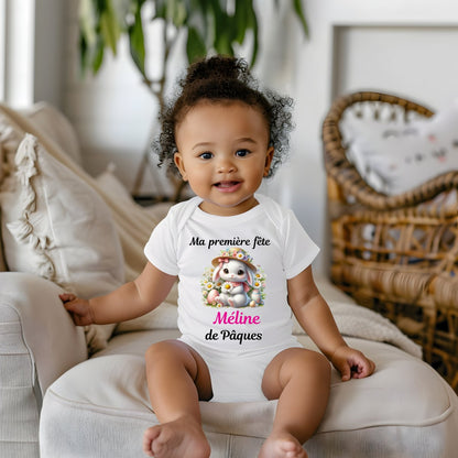 Bébé portant le body « Ma première fête de Pâques » lapin fleuri avec prénom