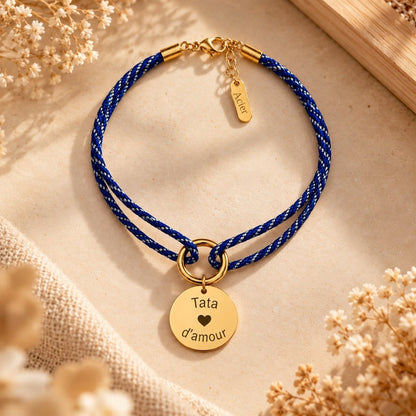 Bracelet cordon tressé bleu roi et médaille dorée gravée « Tata d'amour »