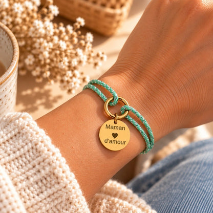 Bracelet personnalisé cordon vert porté au poignet, médaille gravée « Maman d'amour »
