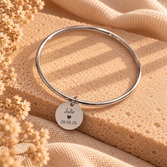 Bracelet jonc argenté, médaille gravée d'un prénom, d'un cœur et d'une date de naissance