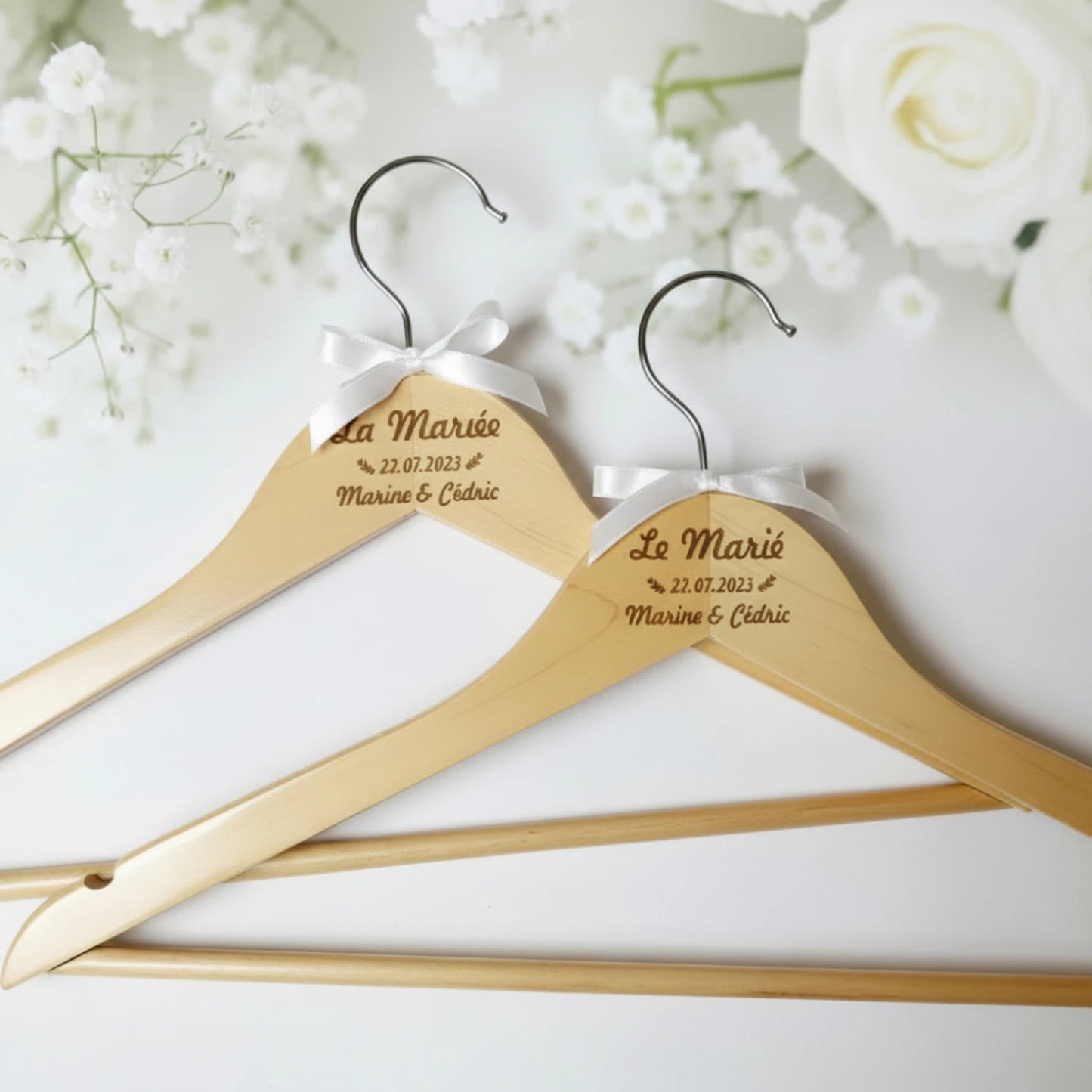 Cintre mariage personnalisé en bois gravé – Prénoms & date