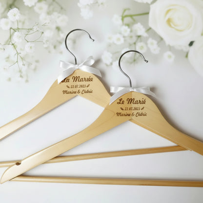Cintre mariage personnalisé en bois gravé – Prénoms & date