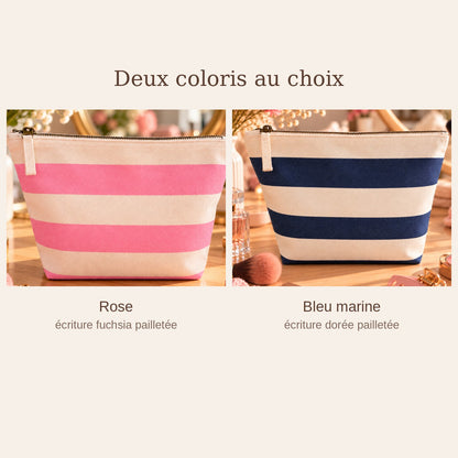 Pochette rayée en deux coloris : rose avec écriture fuchsia pailletée, bleu marine avec écriture dorée pailletée