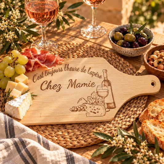 Planche apéro Chez Mamie en bois de hêtre gravée, servie avec jambon, fromage et raisin
