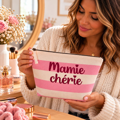 Pochette Mamie chérie tenue en main, cadeau fête des grands-mères