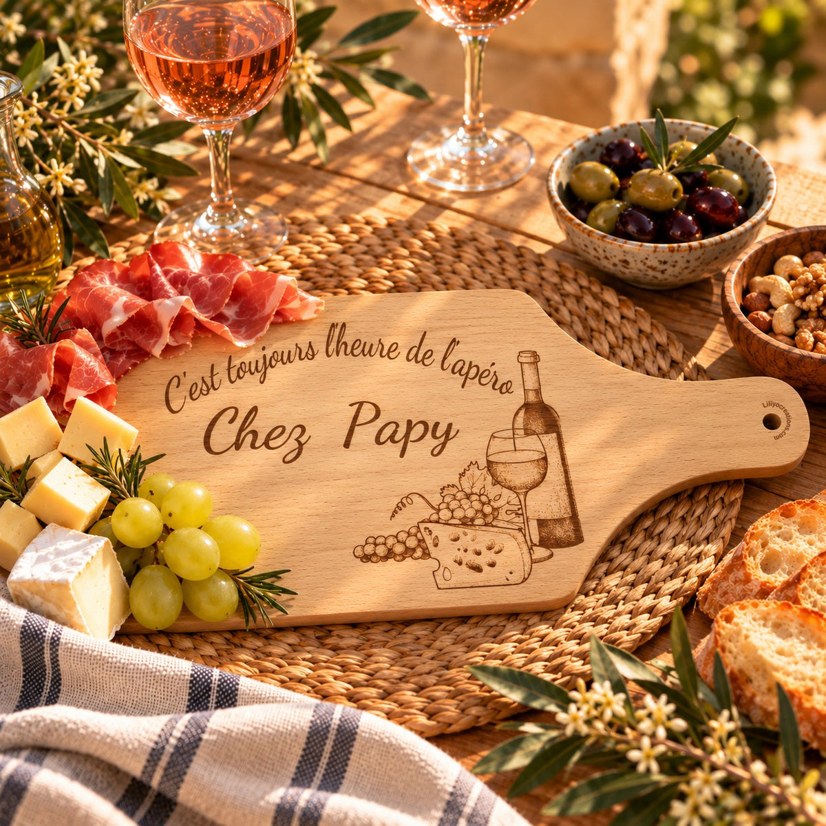 Planche apéro Chez Papy en bois de hêtre gravée, apéritif avec rosé et olives
