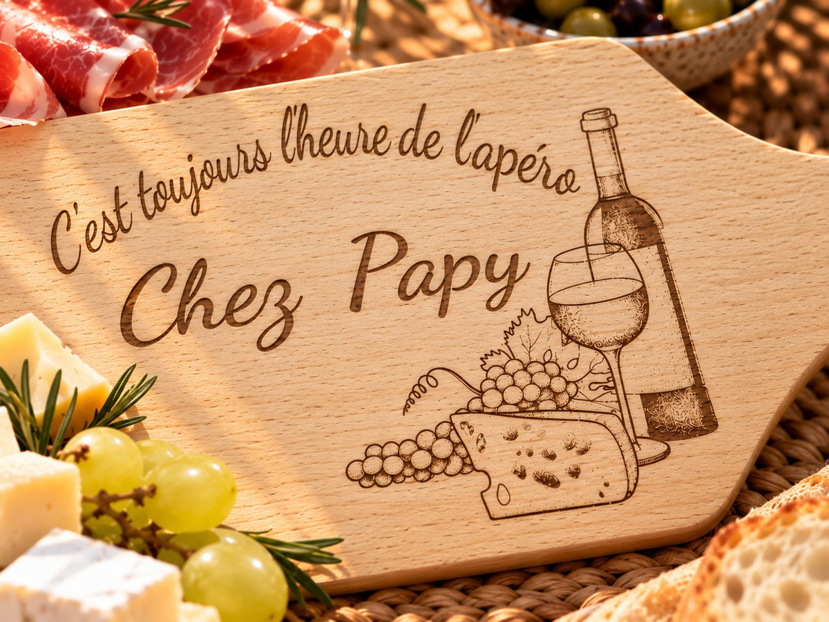 Détail de la gravure laser : C'est toujours l'heure de l'apéro Chez Papy